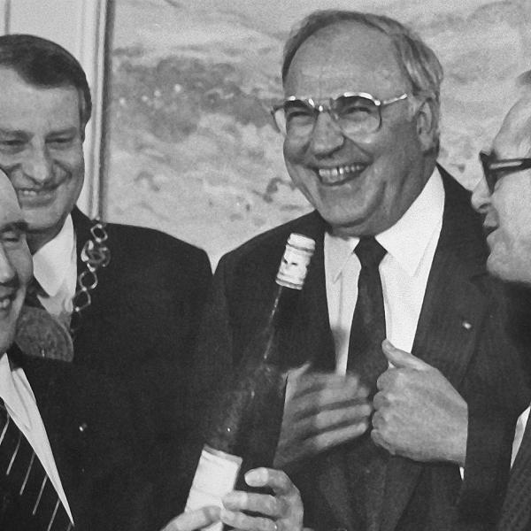Bundeskanzler Helmut Kohl überreicht dem französischen Staatspräsidenten Francois Mitterand am 24. April 1986 eine 1916-er ,,Schlossböckelheimer Kupfergrube Riesling Auslese" als Gastgeschenk. Der Wein stammt aus dem Geburtsjahr Mitterands.