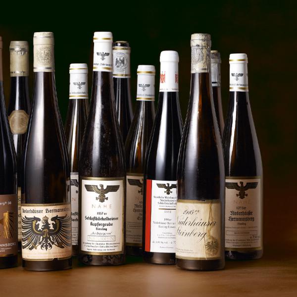 Weinflaschen aus allen Dekaden des Weinguts Gut Hermannsberg